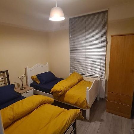 Entire 2 Bedroom Home/Flat In London, Central Line Eksteriør bilde
