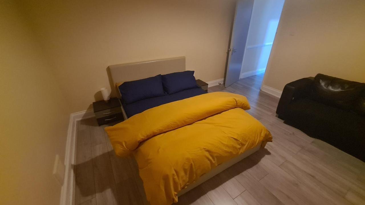 Entire 2 Bedroom Home/Flat In London, Central Line Eksteriør bilde