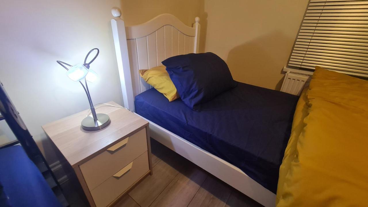 Entire 2 Bedroom Home/Flat In London, Central Line Eksteriør bilde