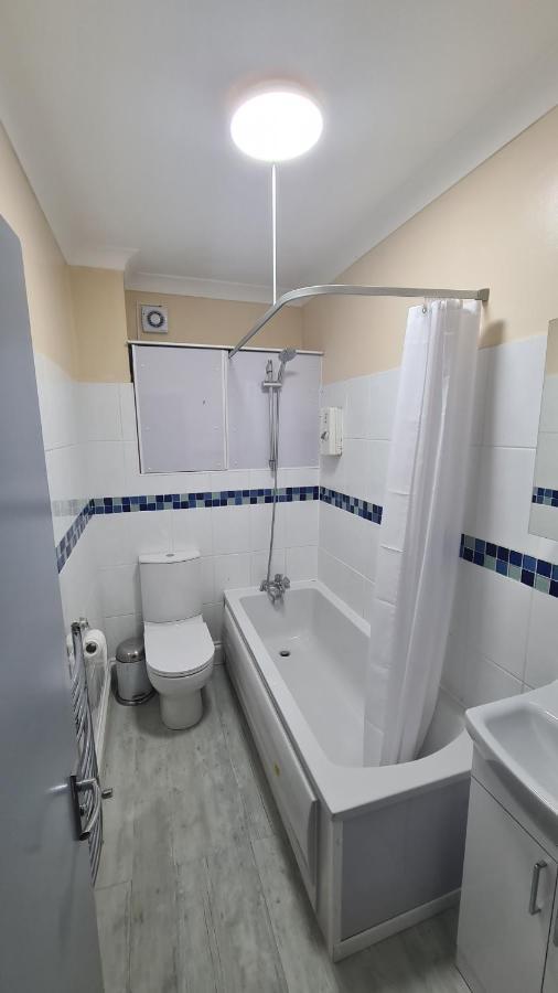 Entire 2 Bedroom Home/Flat In London, Central Line Eksteriør bilde