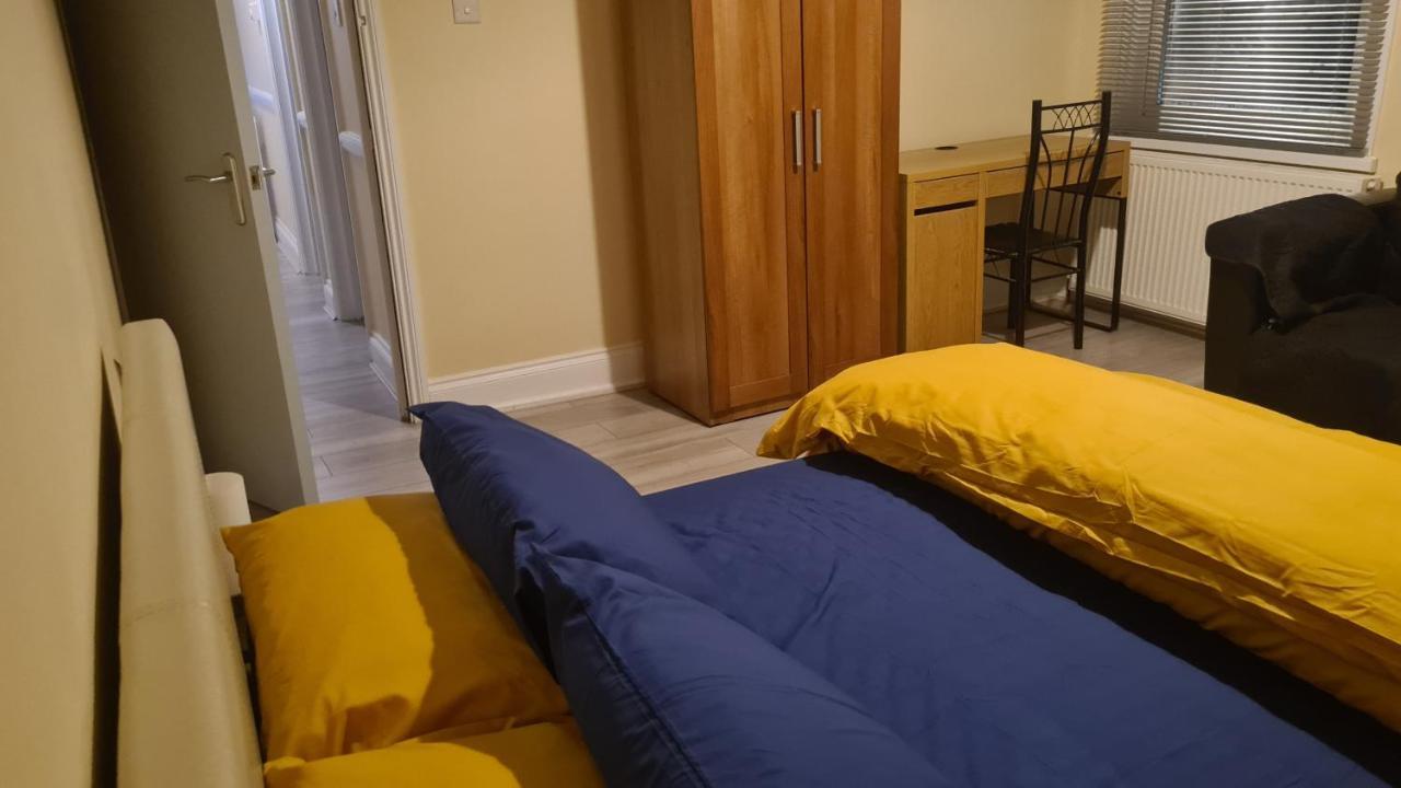 Entire 2 Bedroom Home/Flat In London, Central Line Eksteriør bilde