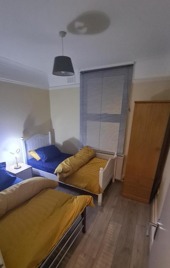Entire 2 Bedroom Home/Flat In London, Central Line Eksteriør bilde