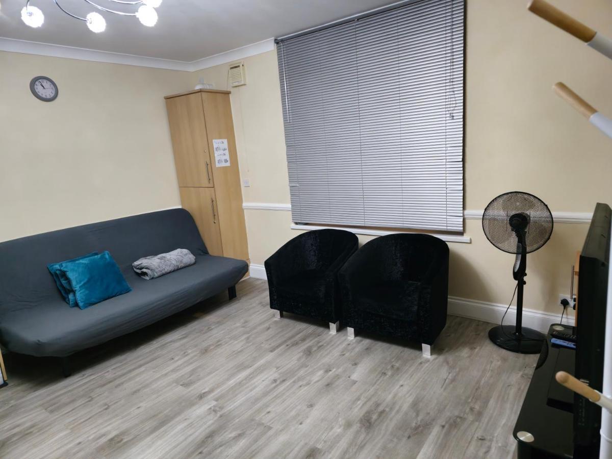 Entire 2 Bedroom Home/Flat In London, Central Line Eksteriør bilde